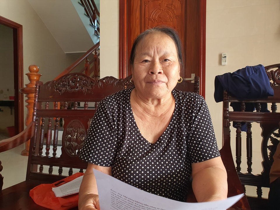 Bà Trần Thị Mai Anh (xã Diễn Hạnh – Diễn Châu-Nghệ An) phản ánh có 200 triệu tiền cổ phiếu đã rút từ năm 2019 đến nay chưa được thanh toán. Ảnh: QĐ