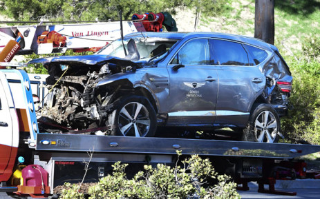 Chiếc xe do vận động viên Tiger Woods điều khiển gặp tại nạn ở Rancho Palos Verdes, California, ngày 23.2.2021. Ảnh: AFP