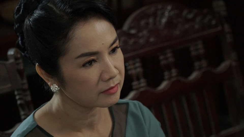NSND Thu Hà thành công với vai diễn Bạch Cúc trong “Hướng dương ngược nắng“. Ảnh: VFC.