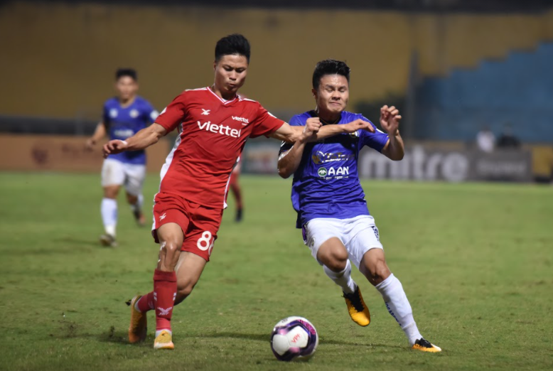 Quang Hải cùng đồng đội đối mặt với nhiều khó khăn ở mùa giải 2021 khi Hà Nội vắng nhiều trụ cột do chấn thương. Ảnh: Minh Hiếu.