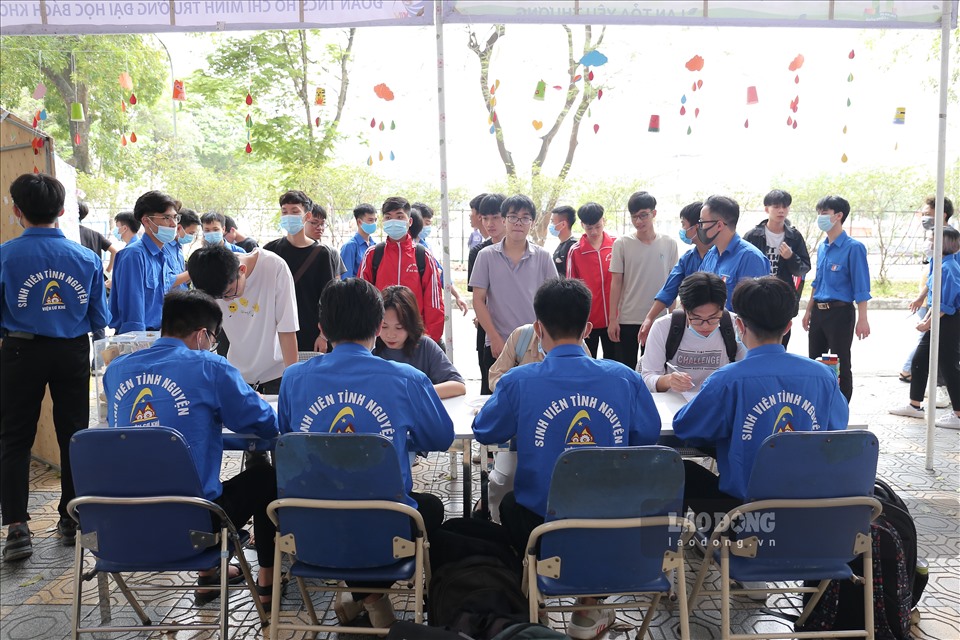 Hoạt động quyên góp một nghìn đồng vào dự án “Cốc trà đá vì cộng đồng“ của sinh viên trường Đại học Bách Khoa, Hà Nội. Ảnh: Thanh Nga.