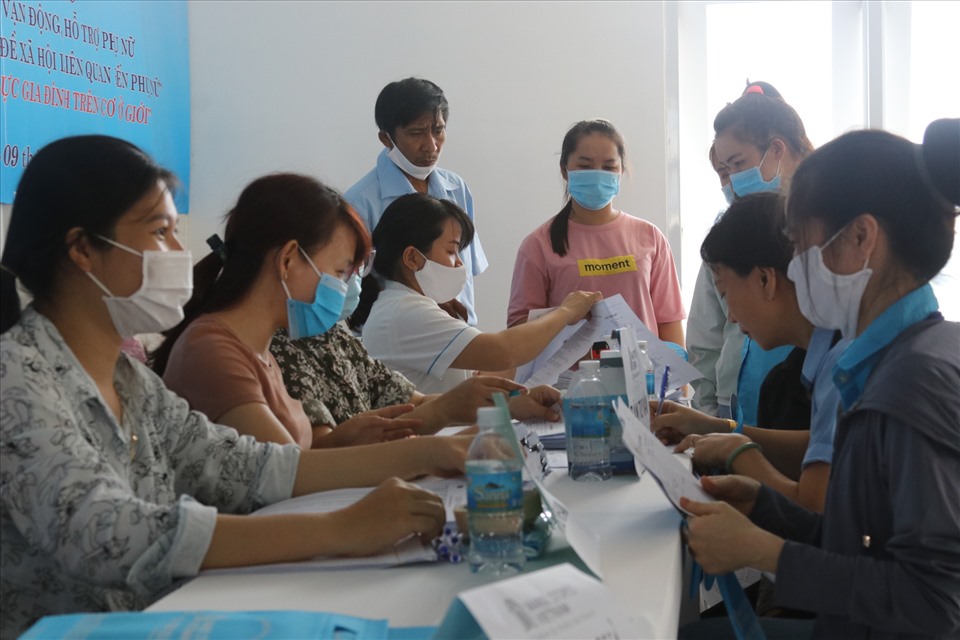 500 lao động nữ làm việc tại nhà máy ở khu công nghiệp được thăm khám sức khỏe sinh sản miễn phí. Ảnh: Phương Linh