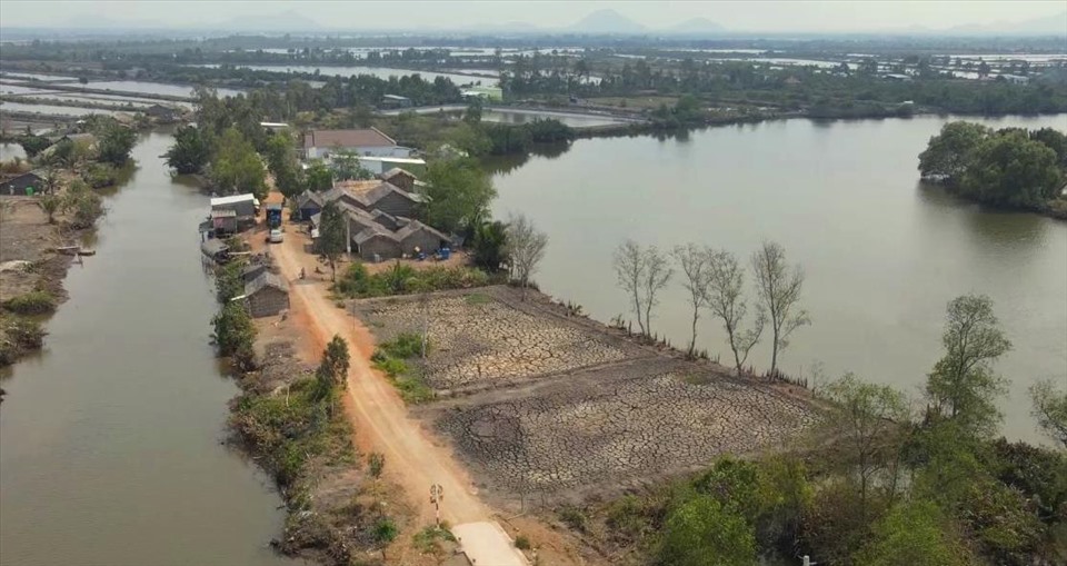 Các hộ dân ở xã Phú Mỹ, huyện Giang Thành (Kiên Giang) đã chịu cảnh thiếu nước sinh hoạt hơn nửa tháng qua do hạn hán và xâm nhập mặn. Ảnh: PV