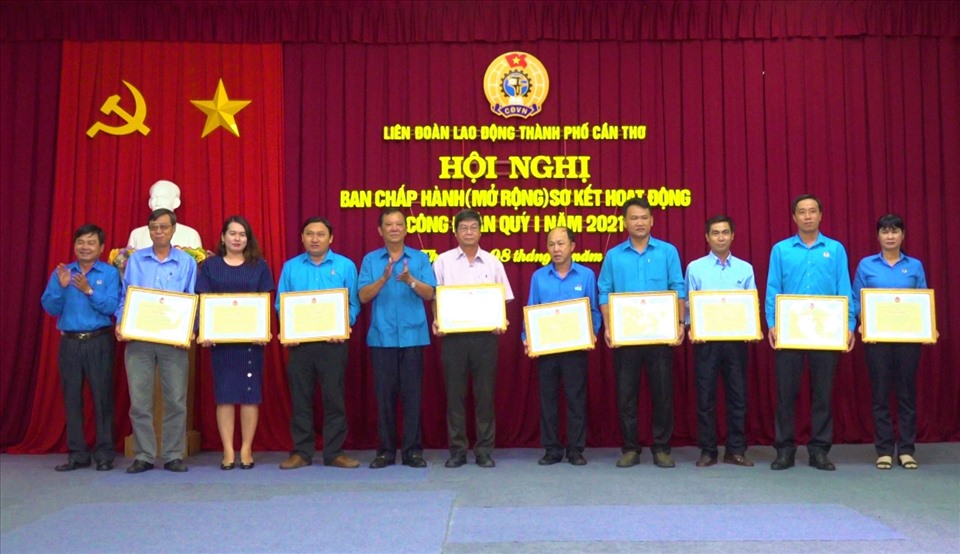 Lãnh đạo LĐLĐ TP.Cần Thơ trao bằng khen của Tổng LĐLĐ Việt Nam cho các cá nhân và tập thể có thành tích xuất sắc trong phong trào thi đua lao động giỏi và xây dựng tổ chức Công đoàn vững mạnh năm 2020. Ảnh: Th.N