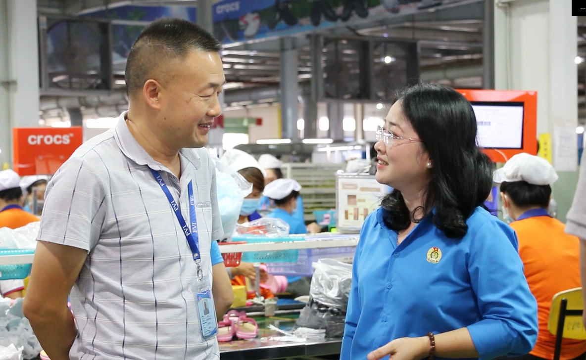 Bà Nguyễn Kim Loan - Chủ tịch LĐLĐ tỉnh Bình Dương thăm và trao đổi với Ban giám đốc Công ty Long Yi Industrial. Ảnh: Hoàng Trung