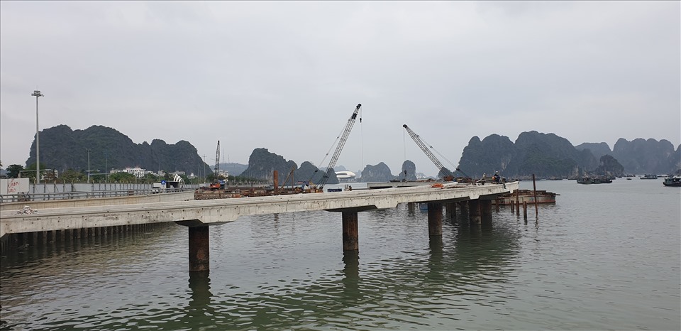 Cầu “check in” trước khu vực Vincom dự kiến sẽ được đưa vào sử dụng vào tháng 5.2021. Hiện, nước tại khu vực này ô nhiễm nặng. Ảnh: Nguyễn Hùng