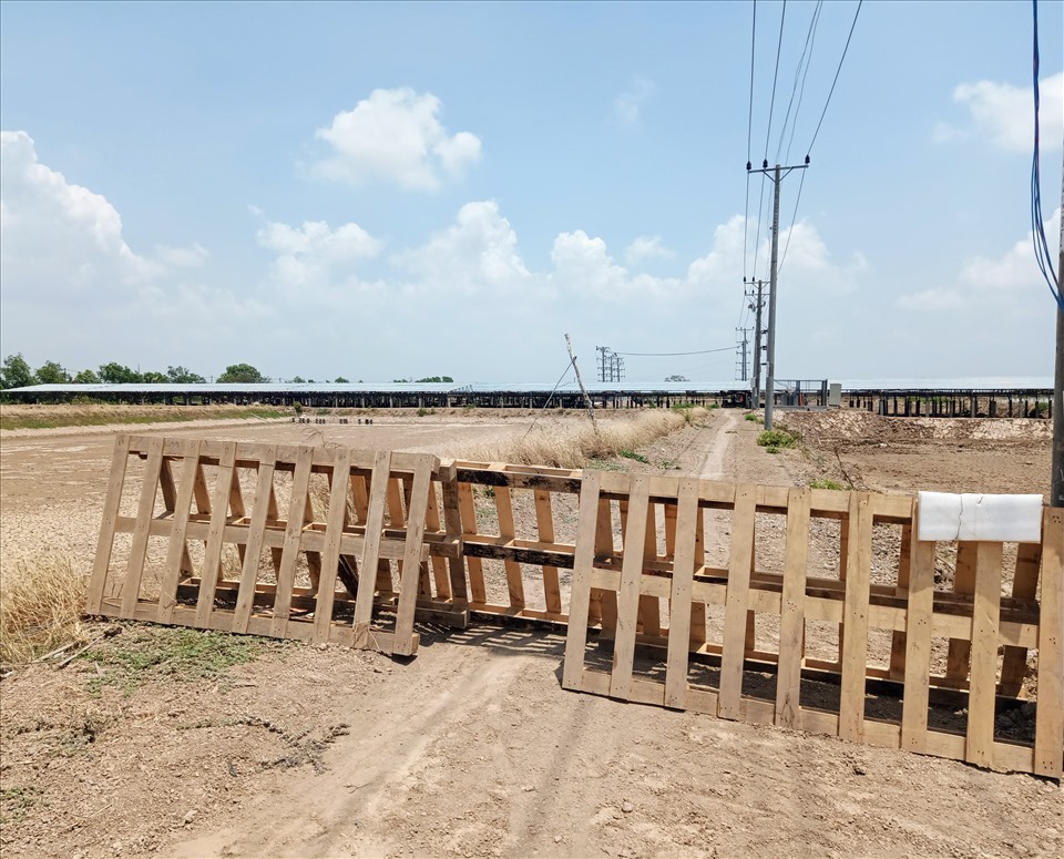 Hiện trường công trình hệ thống điện mặt trời áp mái tai xã Liêu Tú, huyện Trần Đề, lối vào bị rào chắn bàng hàng rào gỗ. Ảnh: TR.L.
