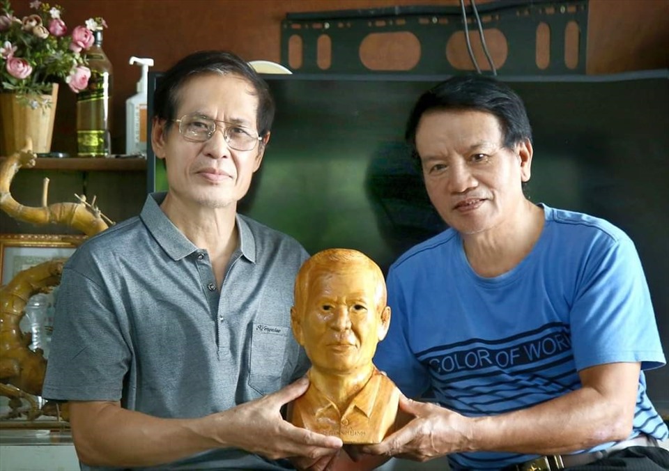 Bức tượng ông Hiền làm tặng nhiếp ảnh gia Đậu Thanh Bình (Hà Tĩnh) nhân dịp sinh nhật. Ảnh: Quỳnh Trang