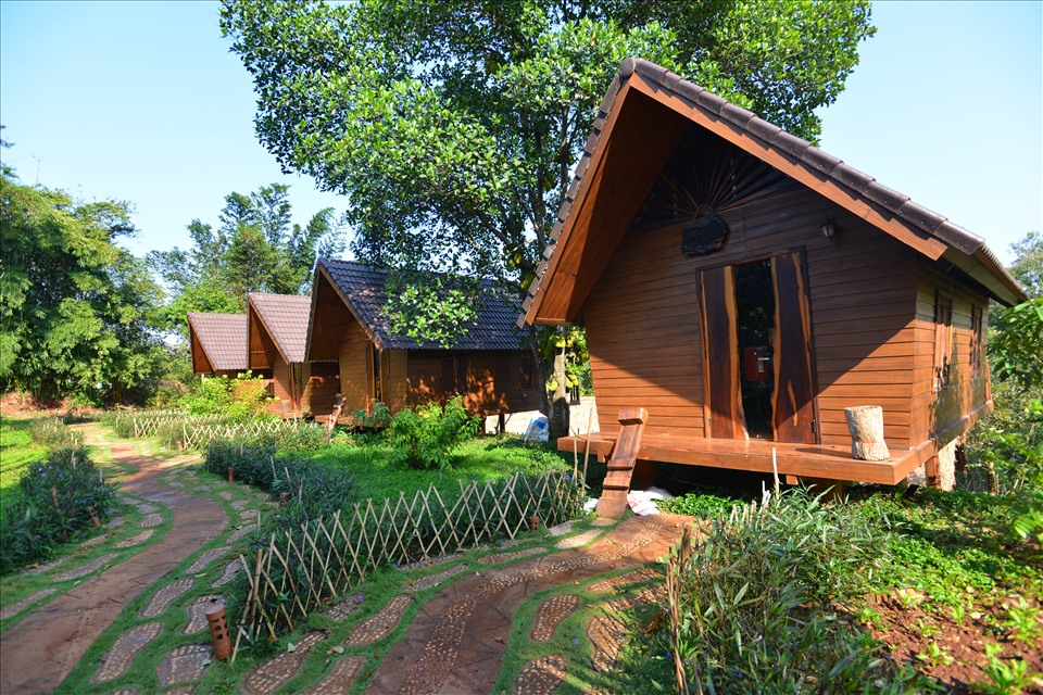 Những căn Bungalow mô phỏng kiến trúc nhà dài phục vụ du khách đến thăm buôn Cô Thôn. Ảnh: Thái Hoàng