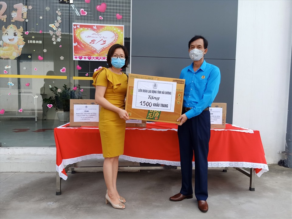 1.500 khẩu trang và 40 lọ dung dịch sát khuẩn tay được trao tặng Công ty TNHH May Unitedtex Việt Nam. Ảnh Diệu Thúy