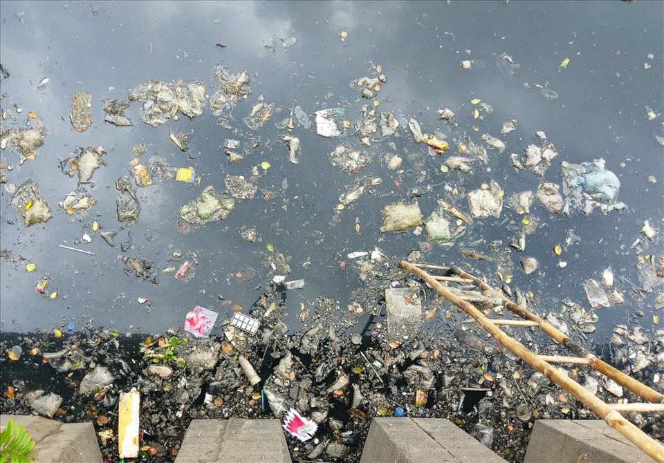 Ghi nhận dọc kênh Nhiêu Lộc - Thị Nghè cho thấy rác thải xuất hiện nhiều từ cầu số 1 đến cầu số 9 (từ quận Tân Bình đến quận 3), đặc biệt tồn đọng nhiều tại các dạ cầu, mép kênh.