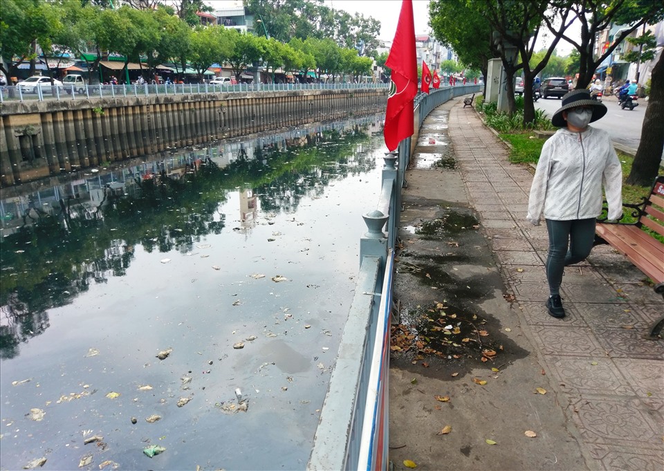 Nước kênh Nhiêu Lộc - Thị Nghè bốc mùi hôi thối khiến người dân tập thể dục hai bên bờ kênh phải đeo khẩu trang để bớt mùi hôi. “Nhiều ngày qua kênh ùn ứ rác, mùi hôi thối bốc lên nồng nặc. Mỗi ngày công nhân đều vớt rác nhưng hôm sau vẫn thấy rác đầy ở mép kênh. Chứng tỏ thói xấu xả rác ra kênh rạch của người dân vẫn còn” - bà bà Nguyễn Thị Trang (65 tuổi, quận Tân Bình), bức xúc.