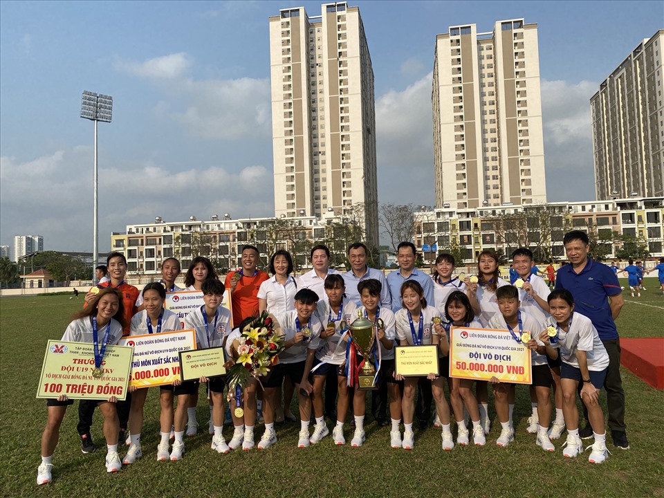 Các tuyển thủ nữ U19 TKV thuộc Công ty tuyển than Cửa Ông (thành phố Cẩm Phả, tỉnh Quảng Ninh) vui mừng đăng quang vô địch giảu U19 nữ quốc gia 2021 tại Hà Nội. Ảnh: T.N.D
