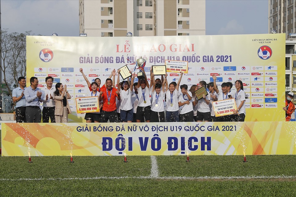 Phó Chủ tịch thường trực VFF - Trần Quốc Tuấn trao Cúp Vô địch cho toàn đội U19 nữ Than khoáng sản Việt Nam. Ảnh: M.H