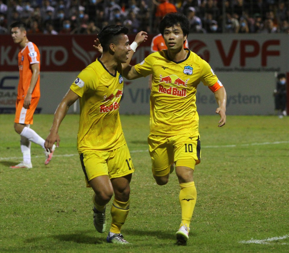 Công Phượng (phải) ghi bàn ấn định chiến thắng 2-0 cho Hoàng Anh Gia Lai trước Đà Nẵng. Ảnh: Thanh Vũ