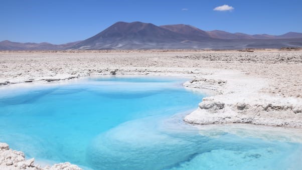 Những hồ muối xanh lam tuyệt đẹp ở phía bắc sa mạc Atacama. Ảnh: AFP
