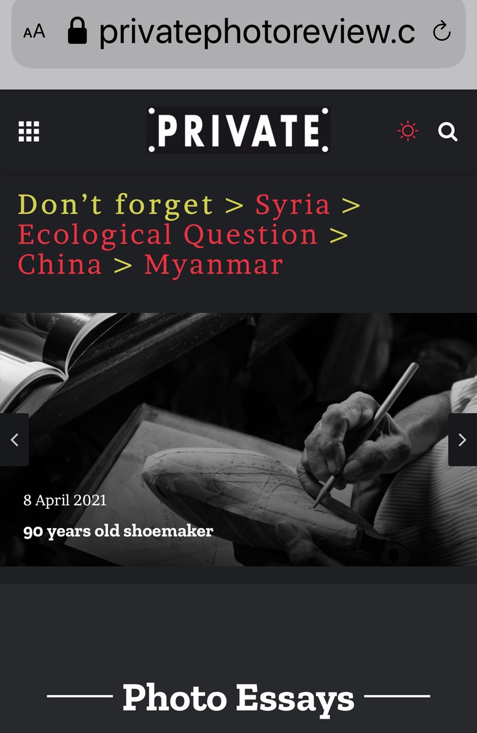 Giao diện trang web Private Photo Review (Pháp) với bộ ảnh “Nghệ nhân 90 tuổi đóng giày” của Việt Văn.