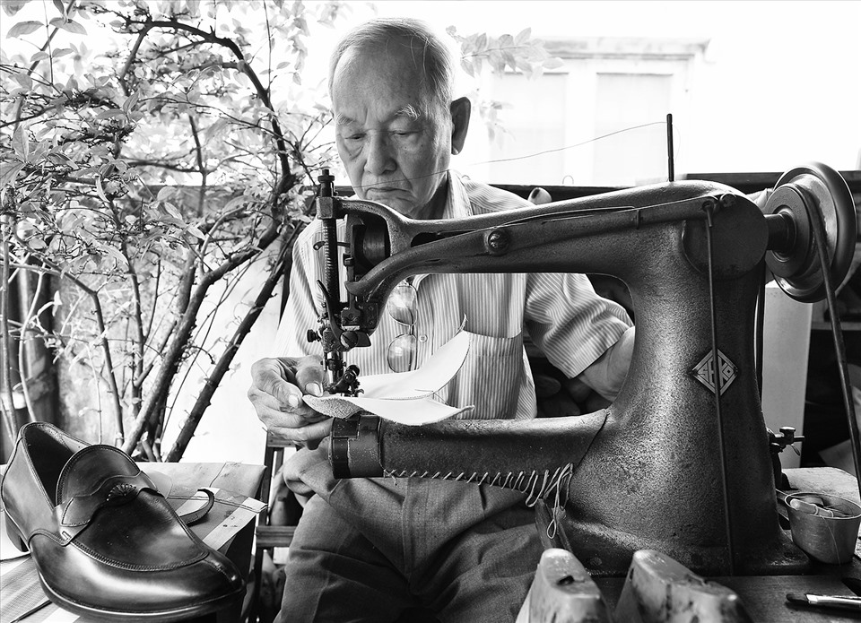Chiếc máy may giày nhãn Seiko của Nhật bản đã đi cùng ông cả hơn nửa thế kỷ, có cậu học trò ngưỡng mộ ông, mua tặng chiếc máy mới nhưng ông vẫn chưa dùng.