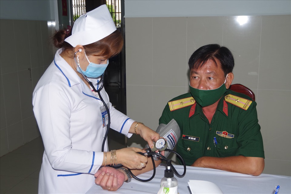 Kiểm tra sức khỏe trước khi tiêm vaccine phòng chống dịch COVID-19, Ảnh: Văn Đông
