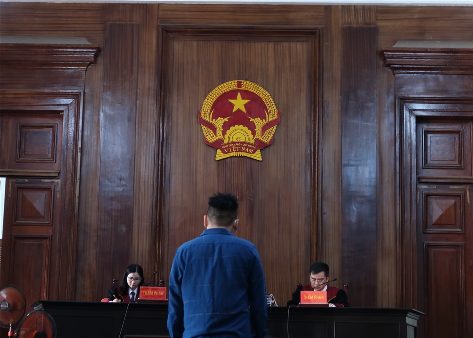 Bị cáo Nguyễn Trần Hoàng Phong đề nghị hoãn phiên tòa do sự vắng mặt của luật sư bảo vệ quyền lợi. Ảnh: Nguyễn Huy