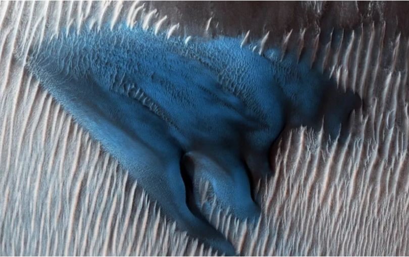 Một cồn cát lớn trên sao Hỏa có màu xanh lam trong bức ảnh đã chỉnh màu chụp vào ngày 24.1.2018 từ  tàu Quỹ đạo Trinh sát sao Hỏa (MRO). Ảnh: NASA.