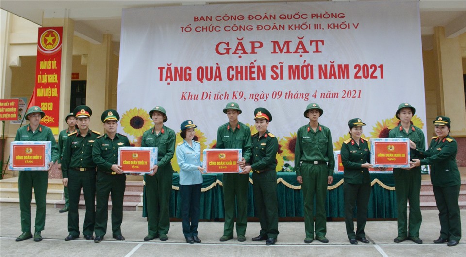 Đoàn đại biểu trao quà tặng cho cán bộ, chiến sĩ mới tiêu biểu, xuất sắc Trung tâm huấn luyện Đoàn 285, Bộ Tư lệnh Lăng.