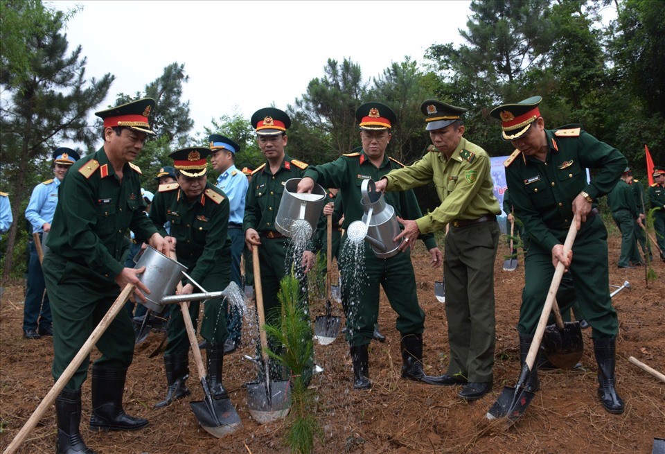 Đoàn đại biểu tham gia Lễ phát động “Tết trồng cây đời đời nhớ ơn Bác Hồ”.