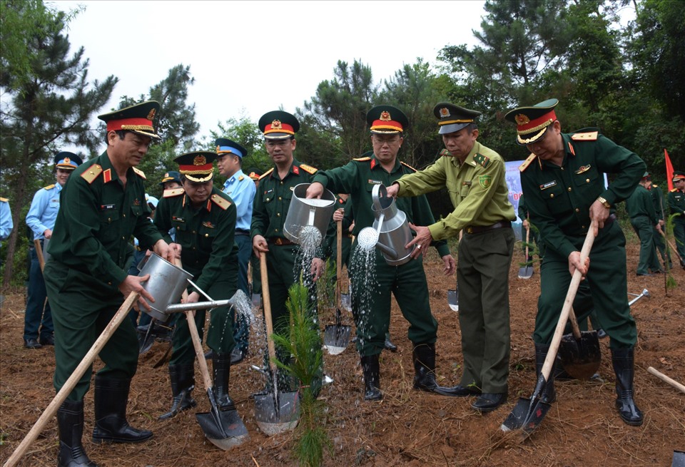 Đoàn đại biểu tham gia Lễ phát động “Tết trồng cây đời đời nhớ ơn Bác Hồ”.