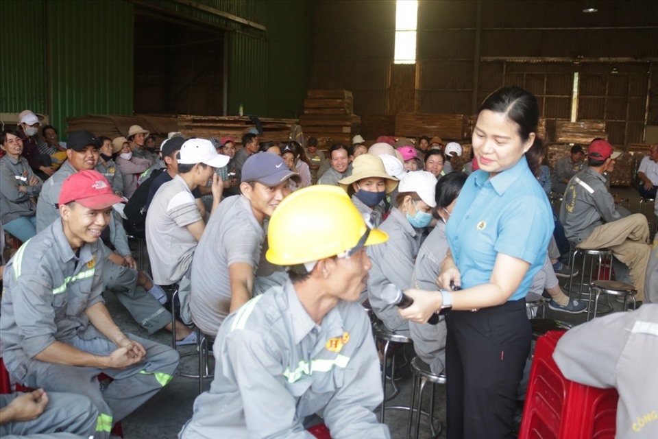 Sau giờ làm việc, công nhân tranh thủ tham gia chương trình tập huấn để trang bị kiến thức pháp luật cho bản thân. Ảnh: H. Thuận.