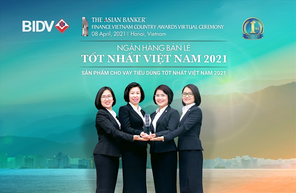 Đại diện BIDV nhận giải Ngân hàng bán lẻ tốt nhất Việt Nam lần thứ 6. Ảnh BIDV