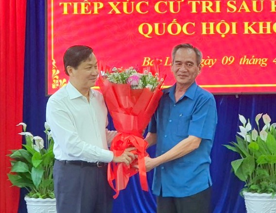 Bí thư Tỉnh ủy Bạc Liêu Lữ Văn Hùng tặng hoa chúc mừng Phó Thủ tướng Chính phủ Lê Minh Khái. Ảnh: Nhật Hồ