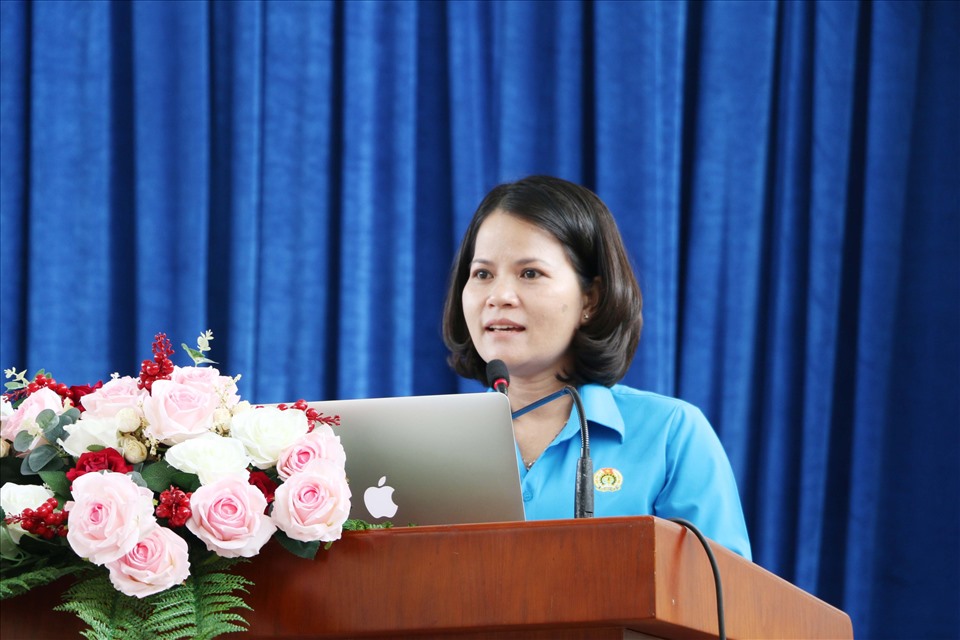 Bà Nguyễn Hoàng Bảo Trân -  PCT LĐLĐ tỉnh Bình Dương chia sẻ tại hội nghị. Ảnh: Hoàng Trung