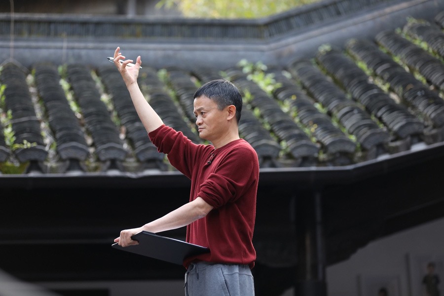 Tỉ phú Jack Ma phát biểu trong một lễ khai giảng ở Hupan. Ảnh: VCG/Tân Hoa Xã.