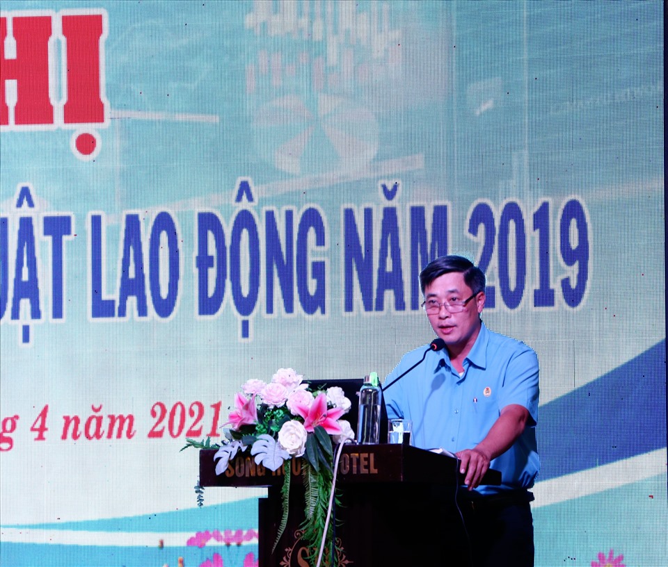 Ông Phạm Thanh Sơn - Chủ tịch Công đoàn Viên chức tỉnh Thừa Thiên Huế phát biểu tại hội nghị. Ảnh: PĐ.
