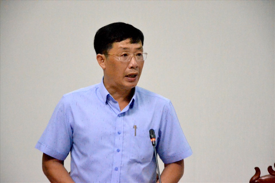 Ông Phạm Thành Nhơn trình bày về kế hoạch tổ chức hội nghị xúc tiến đầu tư năm 2021. Ảnh: Lục Tùng