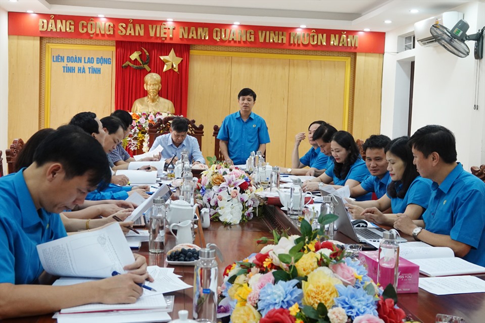 Ông Nguyễn Văn Danh - Chủ tịch LĐLĐ tỉnh Hà Tĩnh trình bày một số kiến nghị tại buổi làm việc. Ảnh: TT.