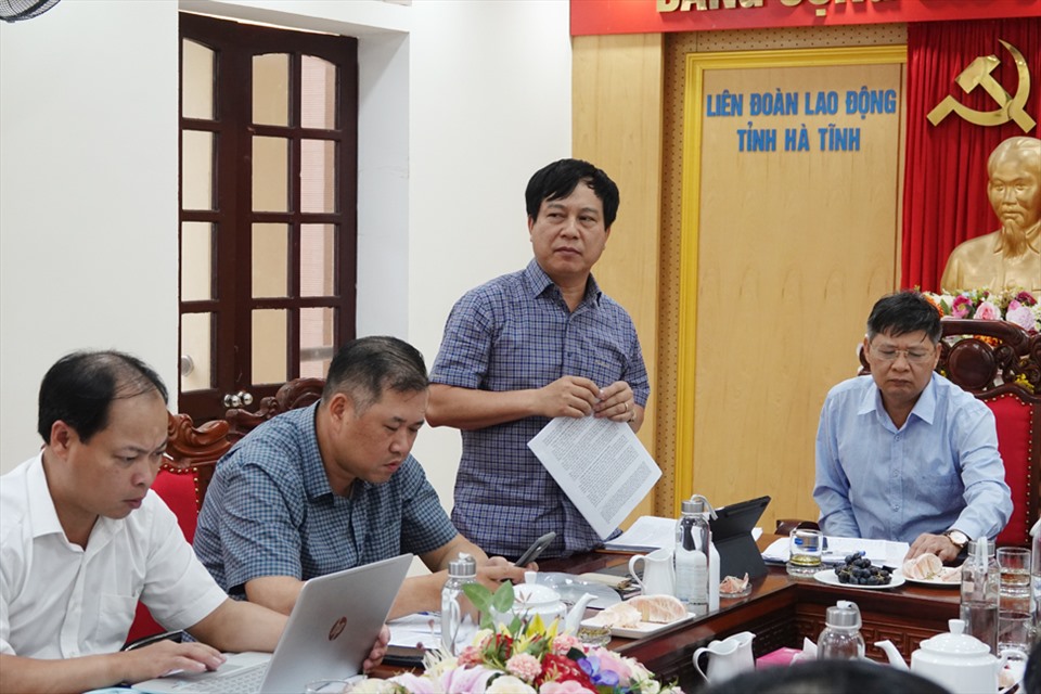 Các thành viên đoàn công tác Tổng LĐLĐVN làm việc với LĐLĐ tỉnh Hà Tĩnh. Ảnh: TT.