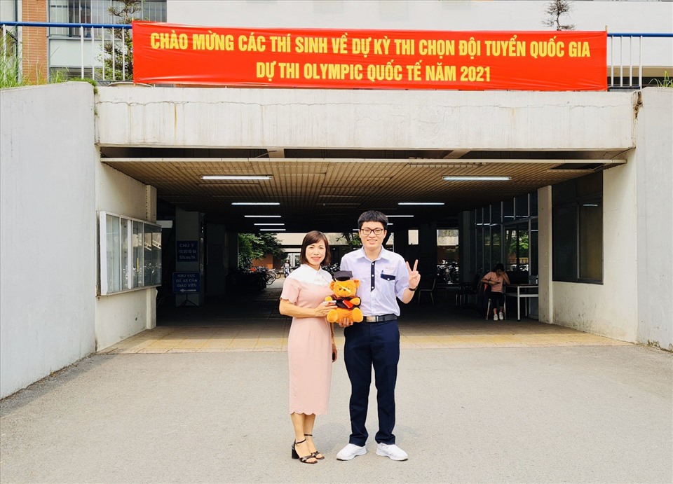Em Đặng Lê Minh Khang chụp ảnh cùng cô Hoàng Thị Lan Anh, Tổ trưởng Tổ Sinh học, phụ trách đội tuyển quốc gia. Ảnh: P.V.