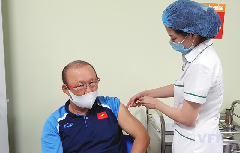 Huấn luyện viên Park Hang-seo là một trong những thành viên đầu tiên của đội tuyển Việt Nam tiêm vaccine COVID-19. Ảnh: VFF