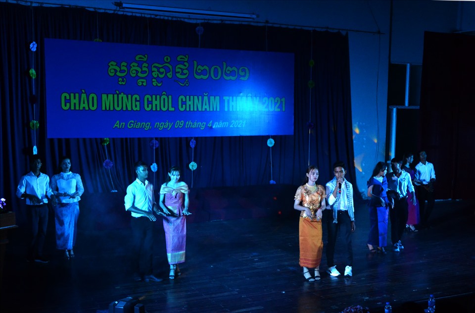 Sinh viên dân tộc Khmer tại Trường Đại học An Giang biểu diễn văn nghệ mừng Chol chnam thmây. Ảnh: Lục Tùng