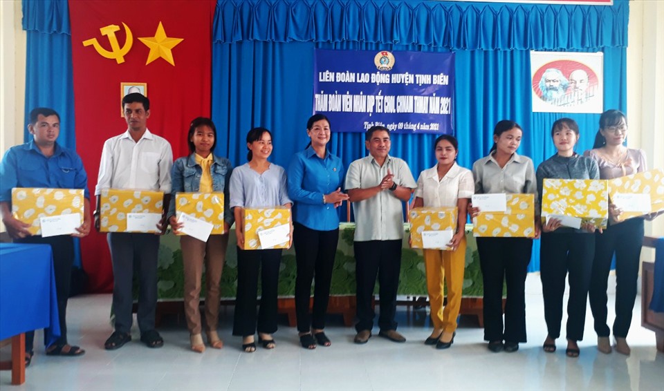 Bà Lý Thúy Vân, Ủy viên BCH Tổng LĐLĐ Việt Nam, Chủ tịch LĐLĐ huyện Tịnh Biên tặng quà cho đoàn viên dân tộc Khmer trên địa bàn. Ảnh: LT