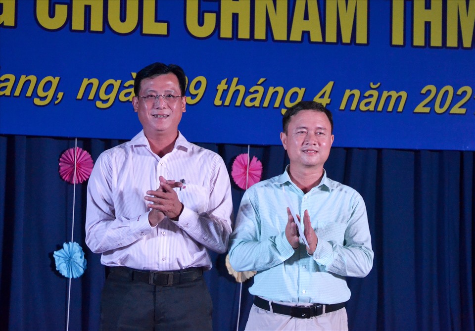 Phó Chủ tịch LĐLĐ tỉnh An Giang Nguyễn Nhật Tiến tặng quà cho đoàn viên dân tộc Khmer là giảng viên Trường Đại học An Giang. Ảnh: Lục Tùng