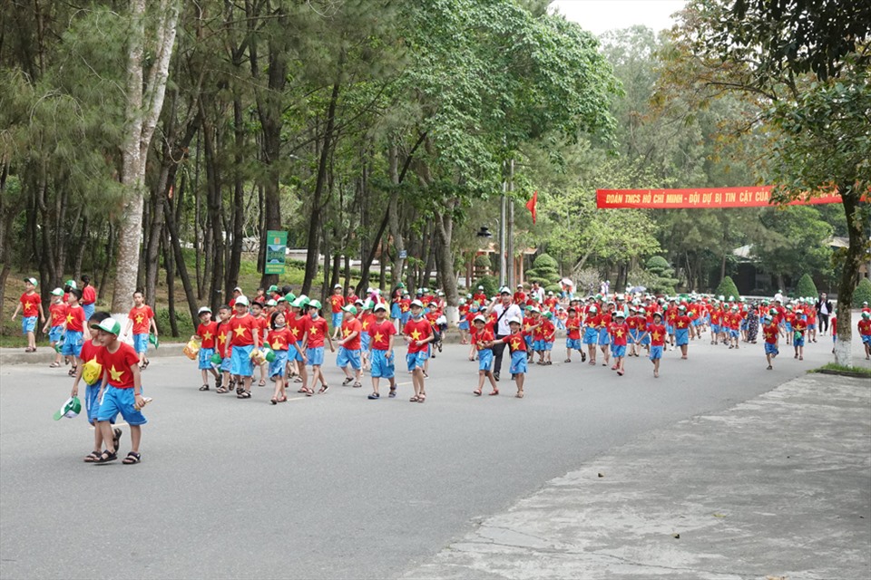 Hơn 350 học sinh Trường Tiểu học Nghi Trung (Nghi Lộc, Nghệ An) đến tham quan di tích Ngã ba Đồng Lộc vào sáng 9.4. Ảnh: Trần Tuấn.