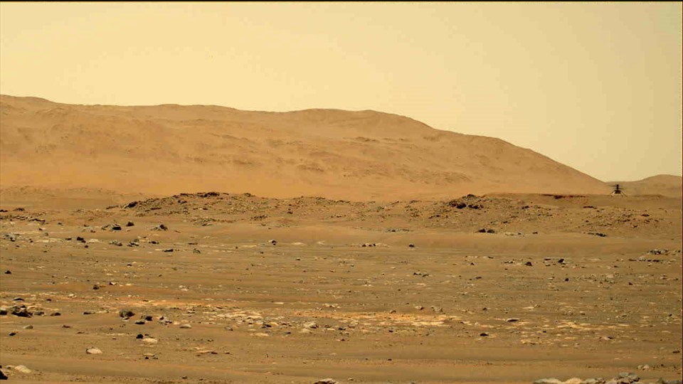 Tàu thám hiểm sao Hỏa Perseverance của NASA chụp trực thăng sao Hỏa Ingenuity (phía trên bên phải) bằng máy ảnh Mastcam-Z bên trái hôm 30.4. Ảnh: NASA.