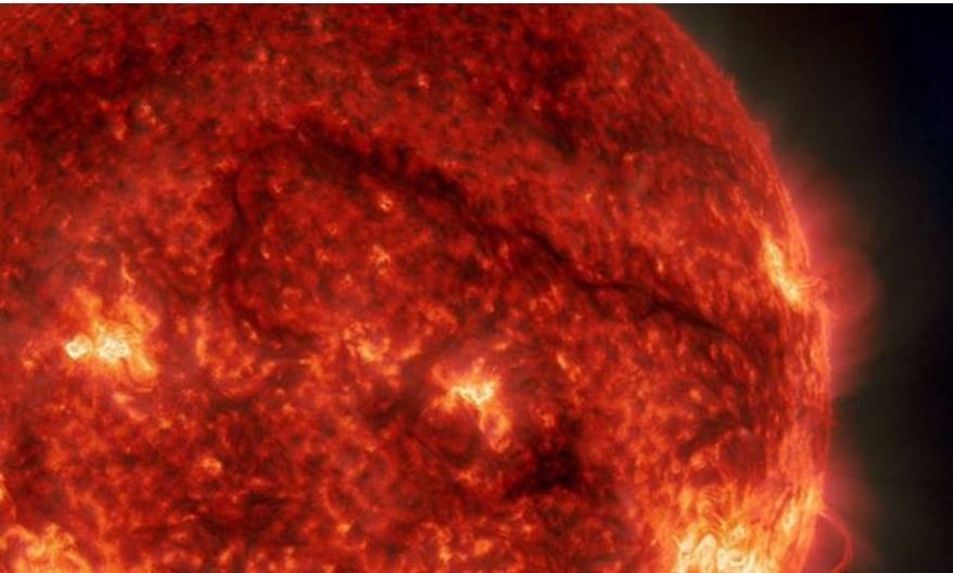 Một lỗ thủng ở vùng xích đạo của bầu khí quyển mặt trời đã xuất hiện. Ảnh: NASA.