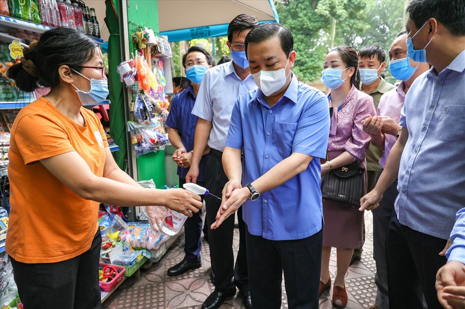 Đoàn công tác của UBND thành phố Hà Nội kiểm tra công tác phòng, chống dịch tại công viên Thủ Lệ. Ảnh Hải Nguyễn