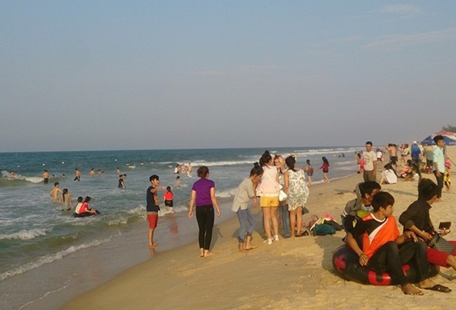 Bãi biển Thuận An, nơi Nh. ứng cứu 3 bạn nữ và bị sóng biển cuốn tử vong. Ảnh: PV.