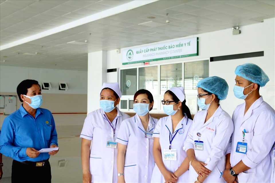 Ông Trần Thanh Việt, Chủ tịch LĐLĐ tỉnh Kiên Giang thăm, tặng quà kíp trực tại Bệnh viện Đa khoa Kiên Giang. Ảnh: LT