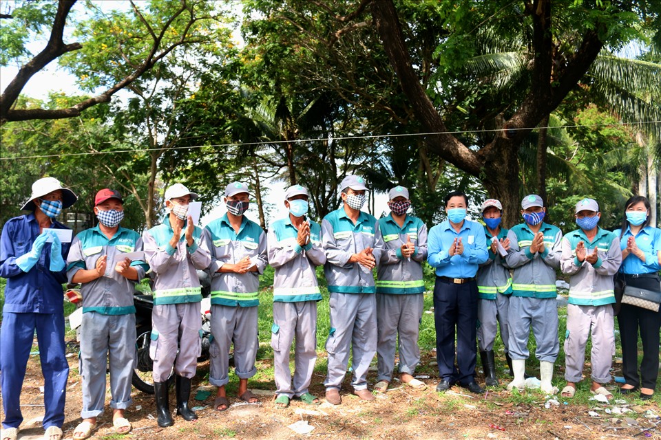 Đồng chí Trần Thanh Việt (thứ tư, từ phải qua) thăm, tặng quà đoàn viên, công nhân, lao động Đội vệ sinh thu gom rác đang làm việc trên đường Tôn Đức Thắng. Ảnh: LT