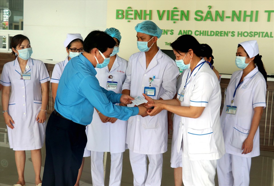 Chủ tịch LĐLĐ tỉnh Kiên Giang Trần Thanh Việt thăm, tặng quà cho đoàn viên, người lao động tại Bệnh viện Sản - Nhi Kiên Giang làm việc trong Ngày Quốc tế lao động. Ảnh: LT